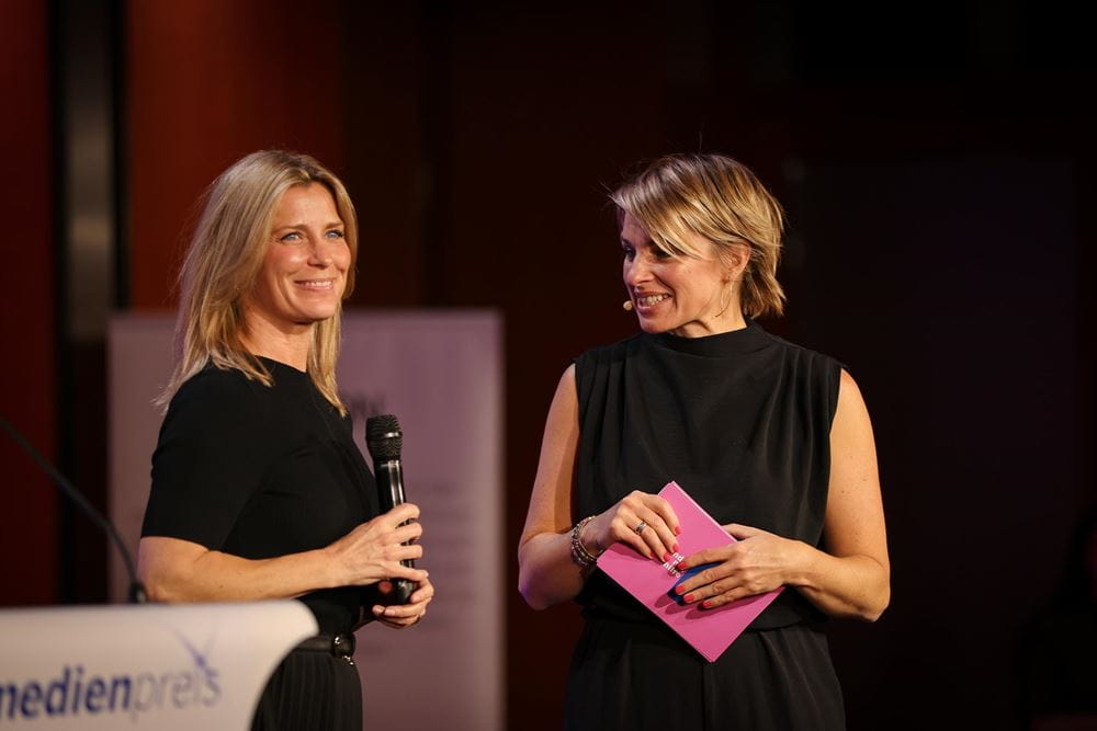 Kindernothilfe-Botschafterin Valerie Niehaus neben Moderatorin Sabine Heinrich auf der Medienpreisbühne 2024 (Quelle: Ralf Krämer/Kindernothilfe) Kindernothilfe-Botschafterin Valerie Niehaus neben Moderatorin Sabine Heinrich auf der Medienpreisbühne 2024 (Quelle: Ralf Krämer/Kindernothilfe)