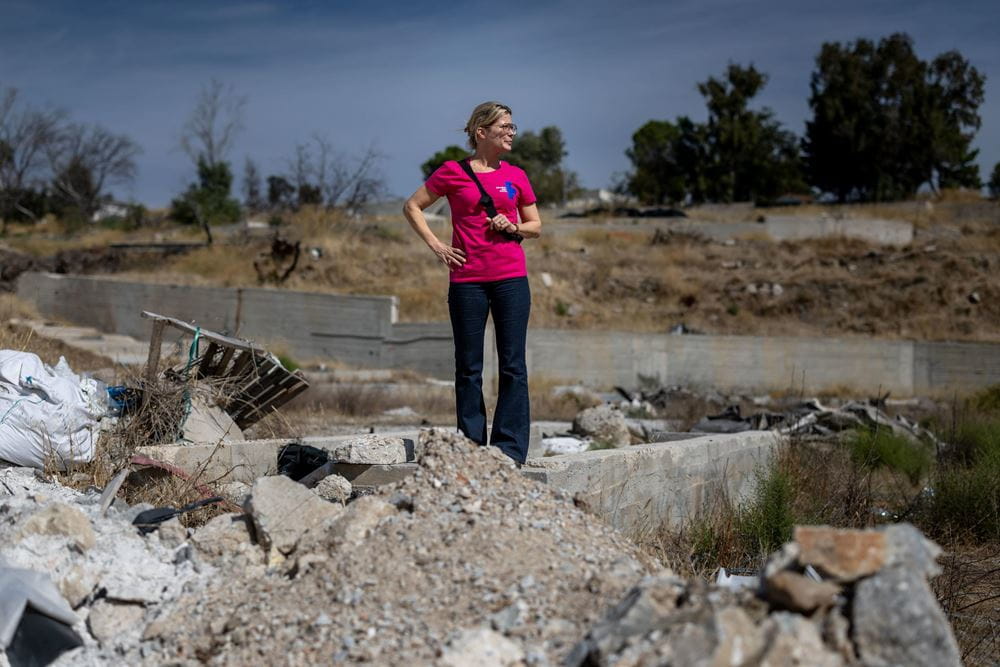 Kindernothilfe-Botschafterin Valerie Niehaus auf den Trümmern des abgebrannten Flüchtlingslagers Moria auf Lesbos (Quelle: Lars Heidrich)) Kindernothilfe-Botschafterin Valerie Niehaus auf den Trümmern des abgebrannten Flüchtlingslagers Moria auf Lesbos (Quelle: Lars Heidrich))