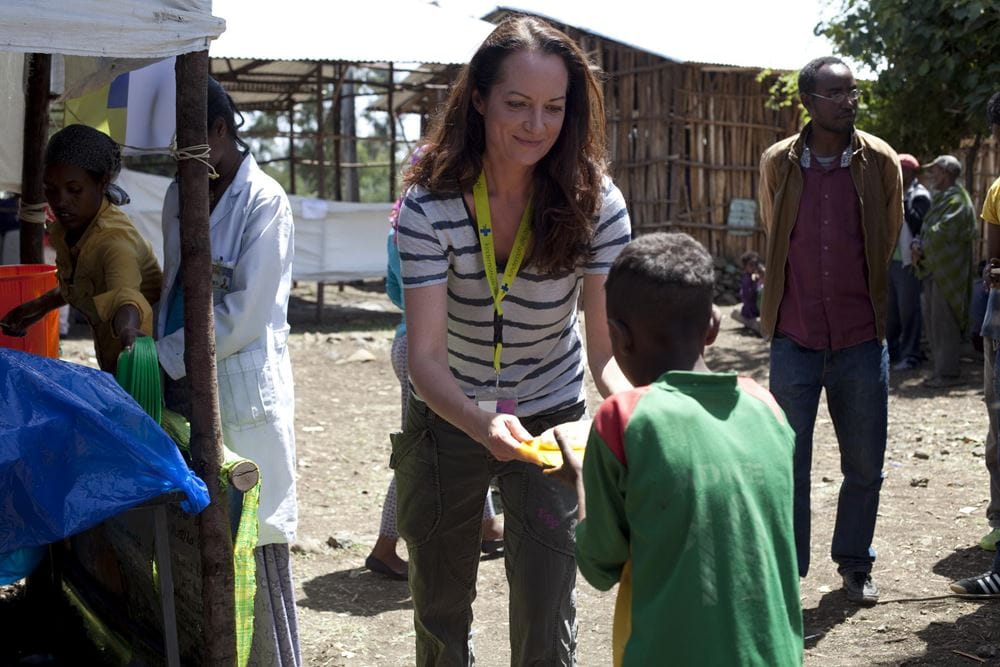 Natalia Wörner verteilt eine warme Mahlzeiten an einen Schüler in Äthiopien - Humanitäre Hilfe für Dürreopfer in Äthiopien (Quelle: Frank Rothe) Natalia Wörner verteilt eine warme Mahlzeiten an einen Schüler in Äthiopien - Humanitäre Hilfe für Dürreopfer in Äthiopien (Quelle: Frank Rothe)