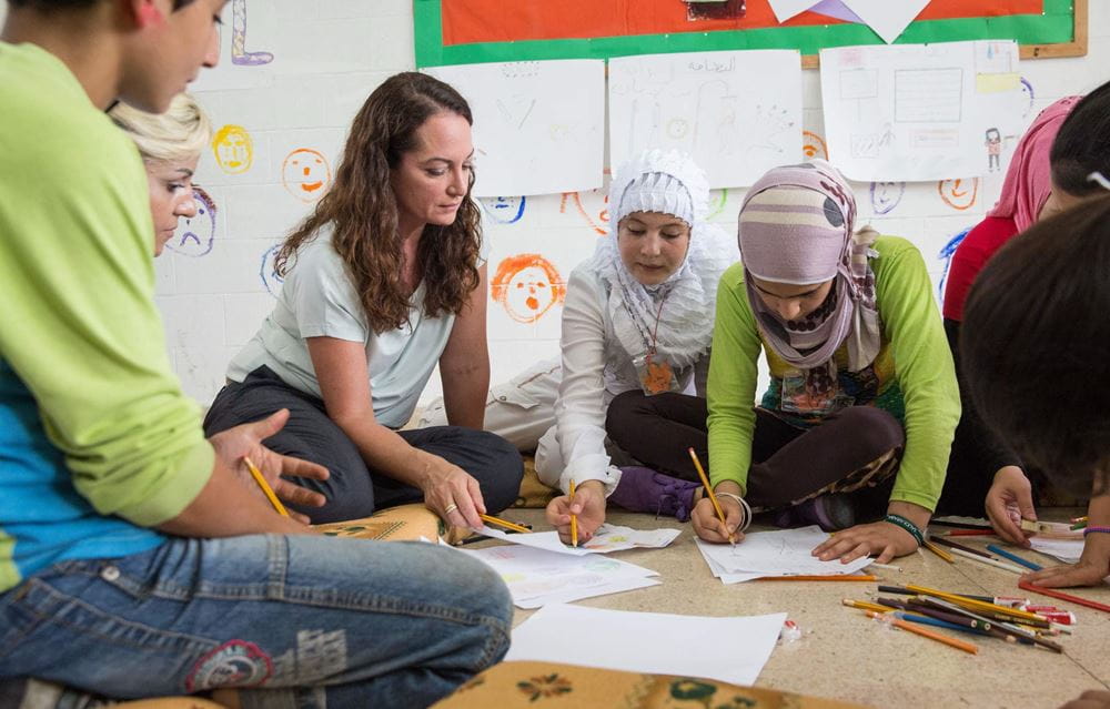 Natalie Wörner neben Flüchtlingskindern, die ihre Erinnerungen an die Heimat malen (Quelle:  BILD/Guenther) Natalie Wörner neben Flüchtlingskindern, die ihre Erinnerungen an die Heimat malen (Quelle:  BILD/Guenther)