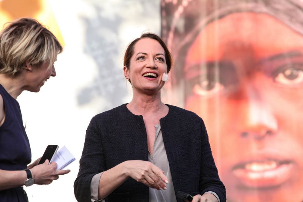 Natalia Wörner auf der Bühne des Kirchentags 2017 neben Moderatorin Sabine Heinrich (Quelle: Kindernothilfe) Natalia Wörner auf der Bühne des Kirchentags 2017 neben Moderatorin Sabine Heinrich (Quelle: Kindernothilfe)