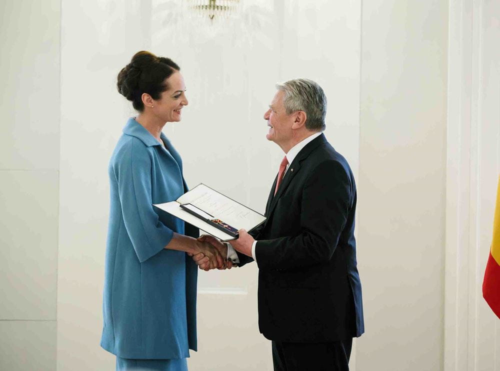 Natalia Wörner bekommt das Bundesverdienstkreuz vom damaligen Bundespräsidenten Joachim Gauck verliehen (Quelle: Sandra Steins/Bundesregierung) Natalia Wörner bekommt das Bundesverdienstkreuz vom damaligen Bundespräsidenten Joachim Gauck verliehen (Quelle: Sandra Steins/Bundesregierung)