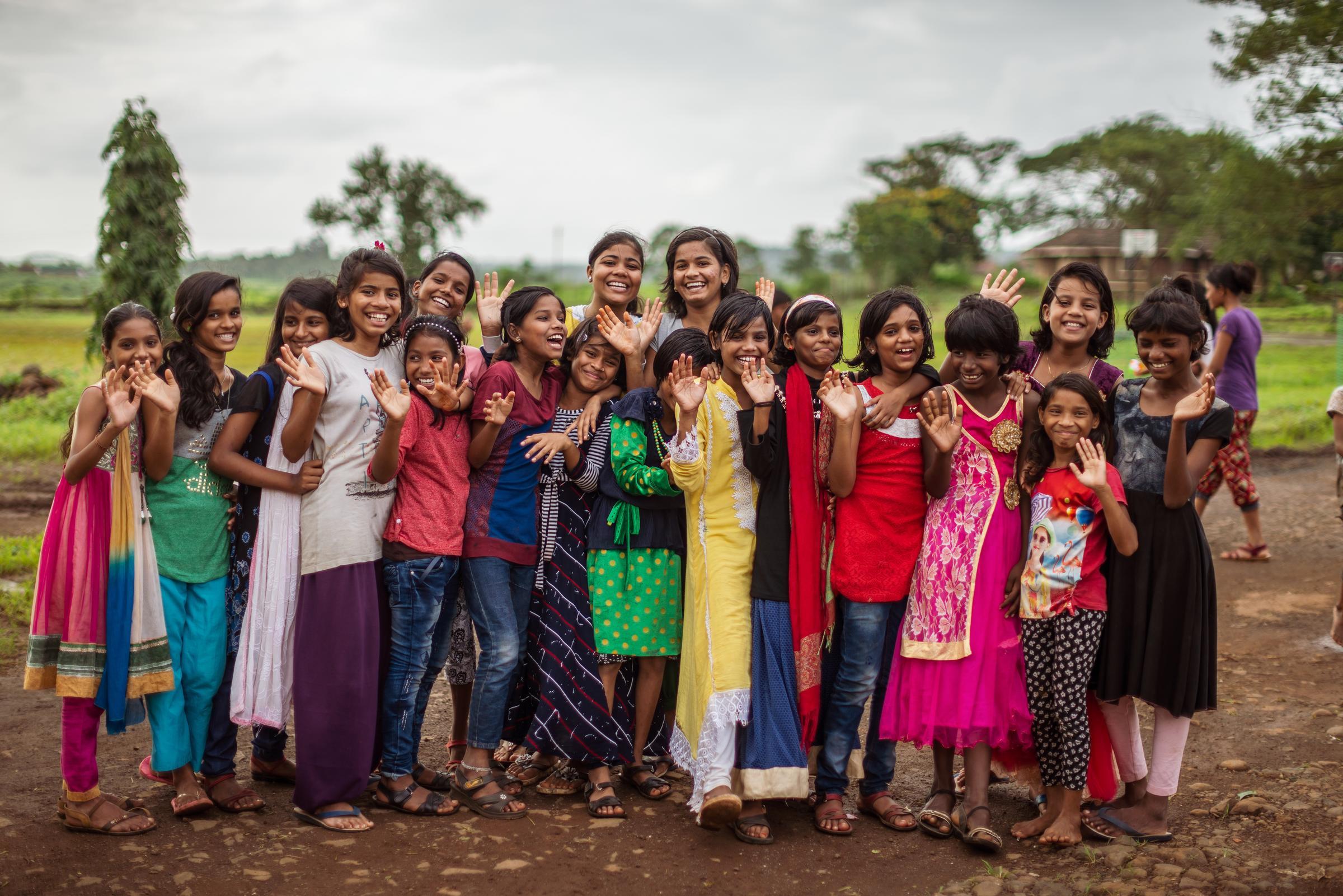 Eine Gruppe indischer Mädchen winkt in die Kamera (Quelle: Jakob Studnar)