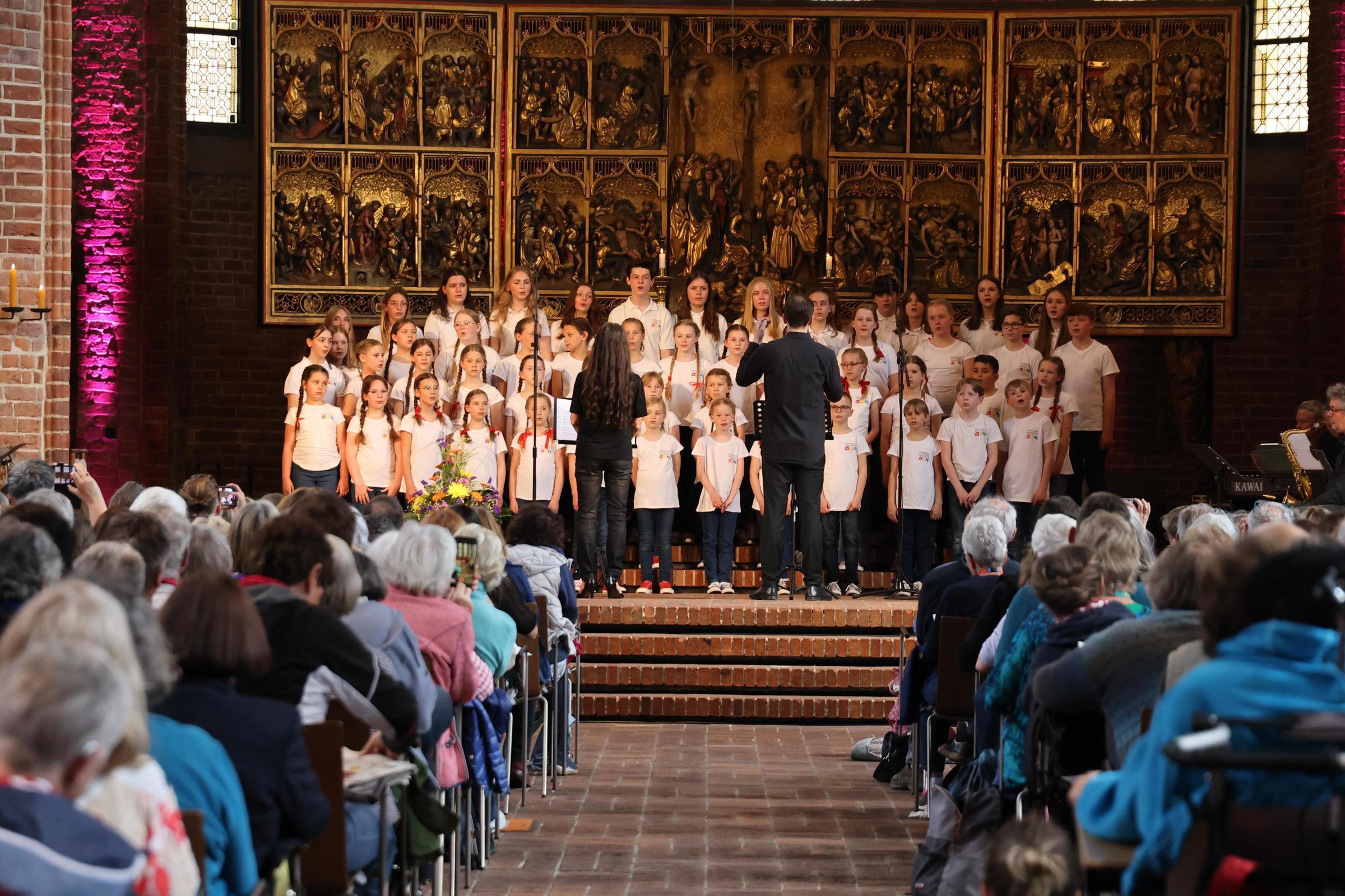 Kinderchor beim Familiengottesdienst am Kirchentag 2025 (Quelle: Kindernothilfe)