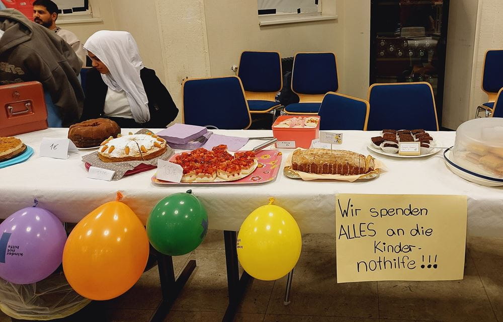 Kuchenverkauf der Klasse 8b (Quelle: Dietrich-Bonnhoeffer-Gymnasium, Wiehl) Kuchenverkauf der Klasse 8b (Quelle: Dietrich-Bonnhoeffer-Gymnasium, Wiehl)