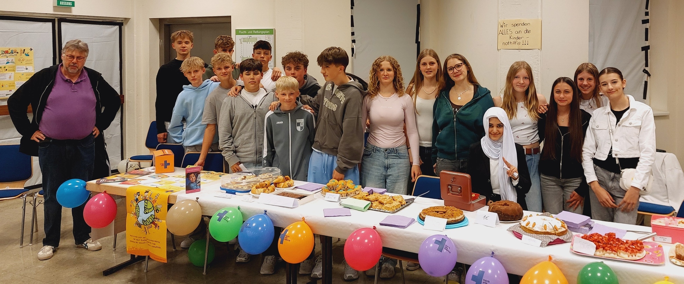 Gruppenfoto der Klasse 8b hinter dem Kuchenstand (Quelle: Dietrich-Bonhoeffer-Gymnasium, Wiehl) Gruppenfoto der Klasse 8b hinter dem Kuchenstand (Quelle: Dietrich-Bonhoeffer-Gymnasium, Wiehl)