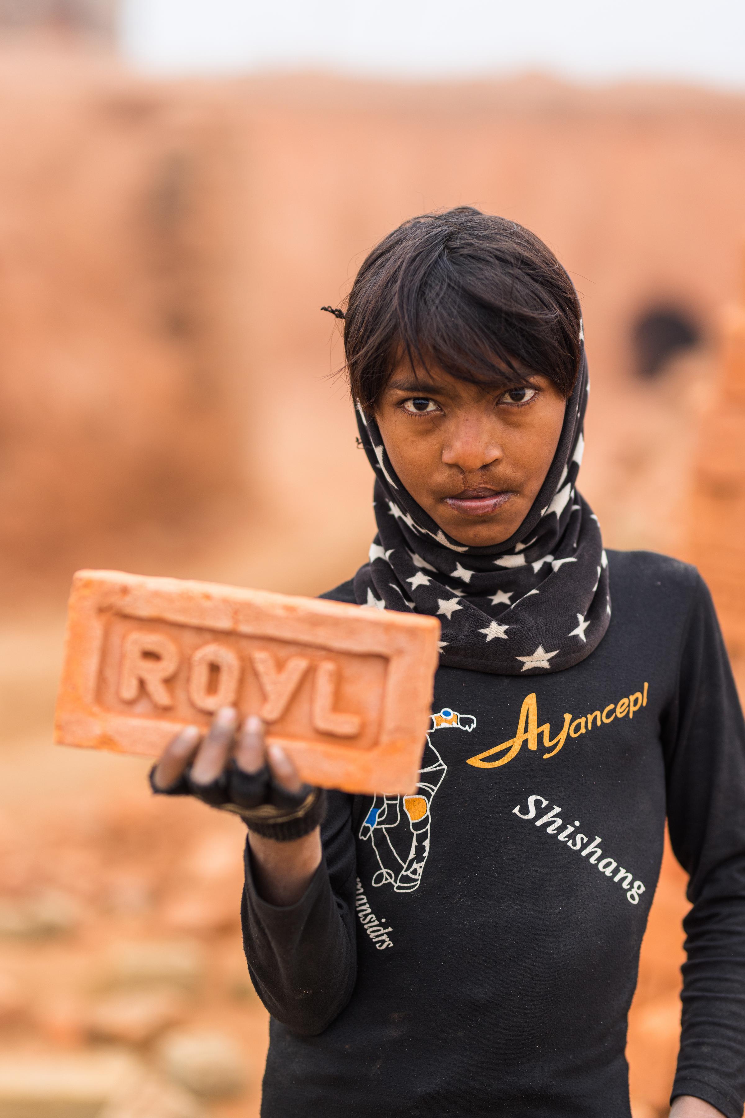 Der 12-Jährige Anil arbeitet in einer Ziegelei (Quelle: Kindernothilfe) Der 12-Jährige Anil arbeitet in einer Ziegelei (Quelle: Kindernothilfe)