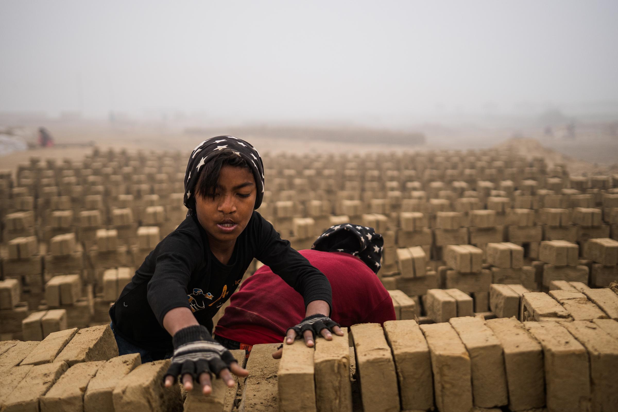 Der 12-Jährige Anil arbeitet in einer Ziegelei (Quelle: Kindernothilfe) Der 12-Jährige Anil arbeitet in einer Ziegelei (Quelle: Kindernothilfe)