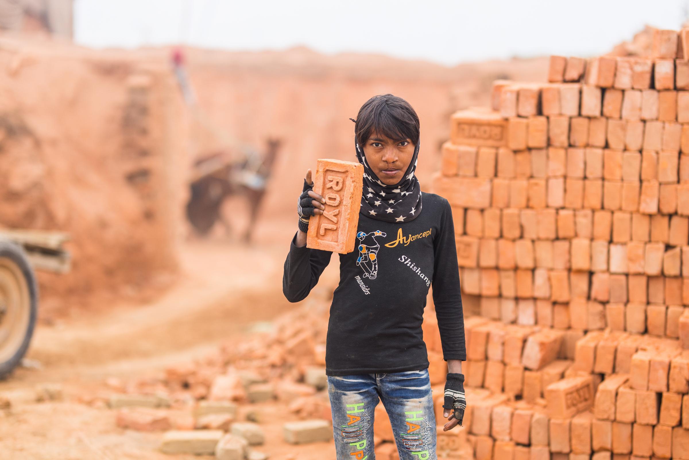 Der 12-Jährige Anil arbeitet in einer Ziegelei (Quelle: Kindernothilfe)