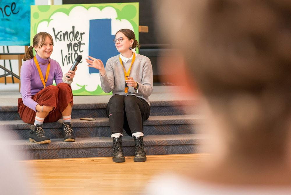 Zwei Teilnehmerinnen der Jugendkonferenz der Kindernothilfe übergeben sich ein Mikrofon (Quelle: Finn Schäfer/Kindernothilfe) Zwei Teilnehmerinnen der Jugendkonferenz der Kindernothilfe übergeben sich ein Mikrofon (Quelle: Finn Schäfer/Kindernothilfe)