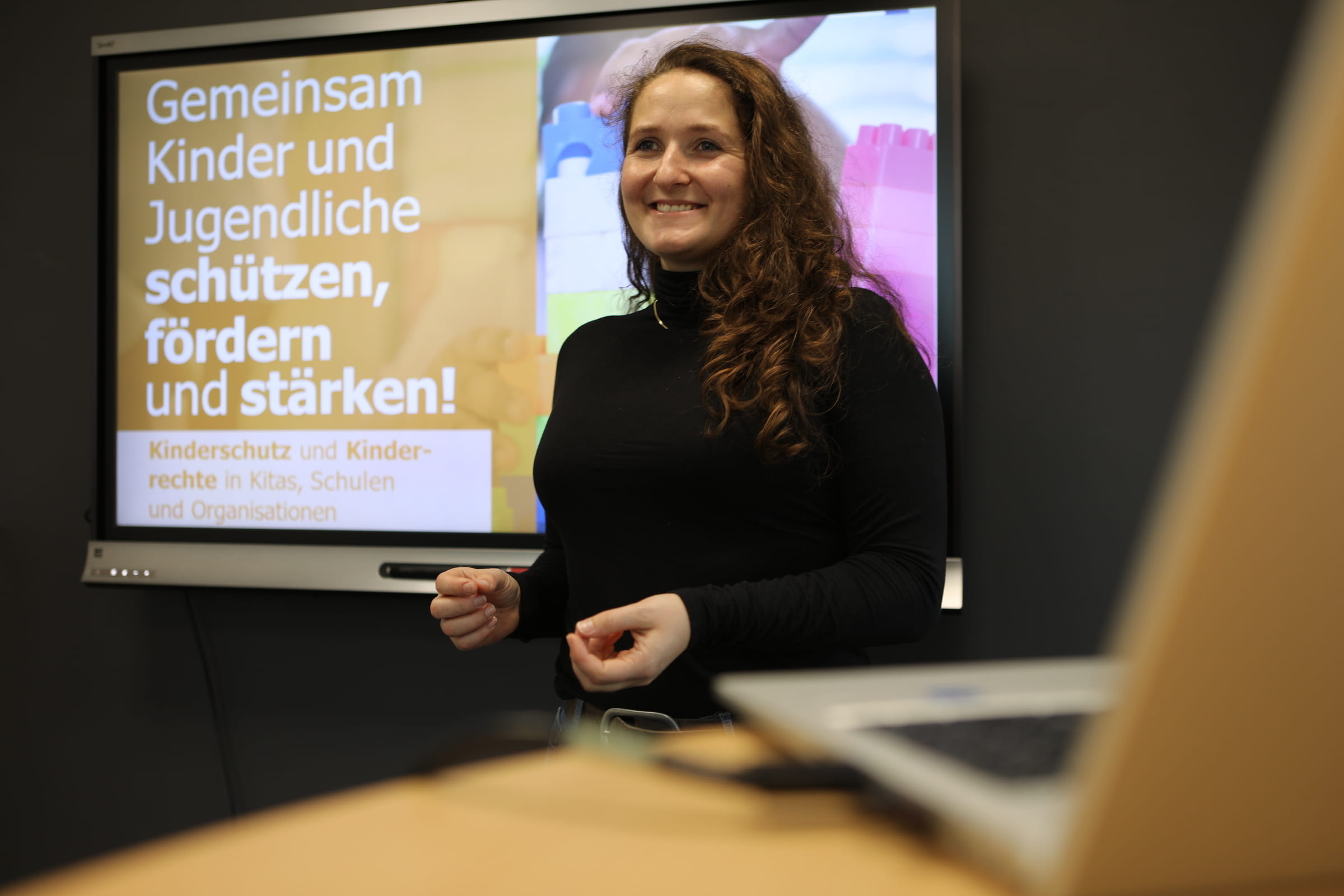 Eine Kindernothilfe-Mitarbeiterin während eines Vortrags (Quelle: Katharina Draub)