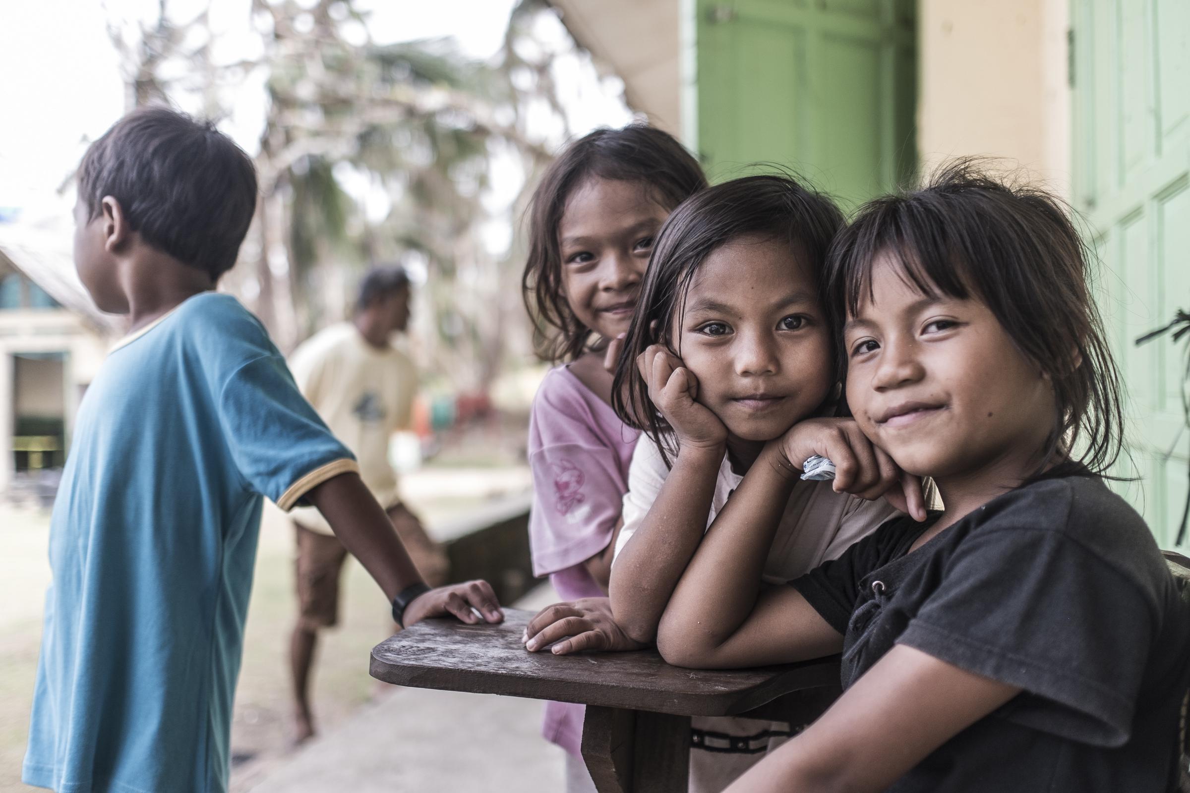 Drei Mädchen auf den Philippinen nach dem Taifun Haiyan (Quelle: Jakob Studnar) Drei Mädchen auf den Philippinen nach dem Taifun Haiyan (Quelle: Jakob Studnar)