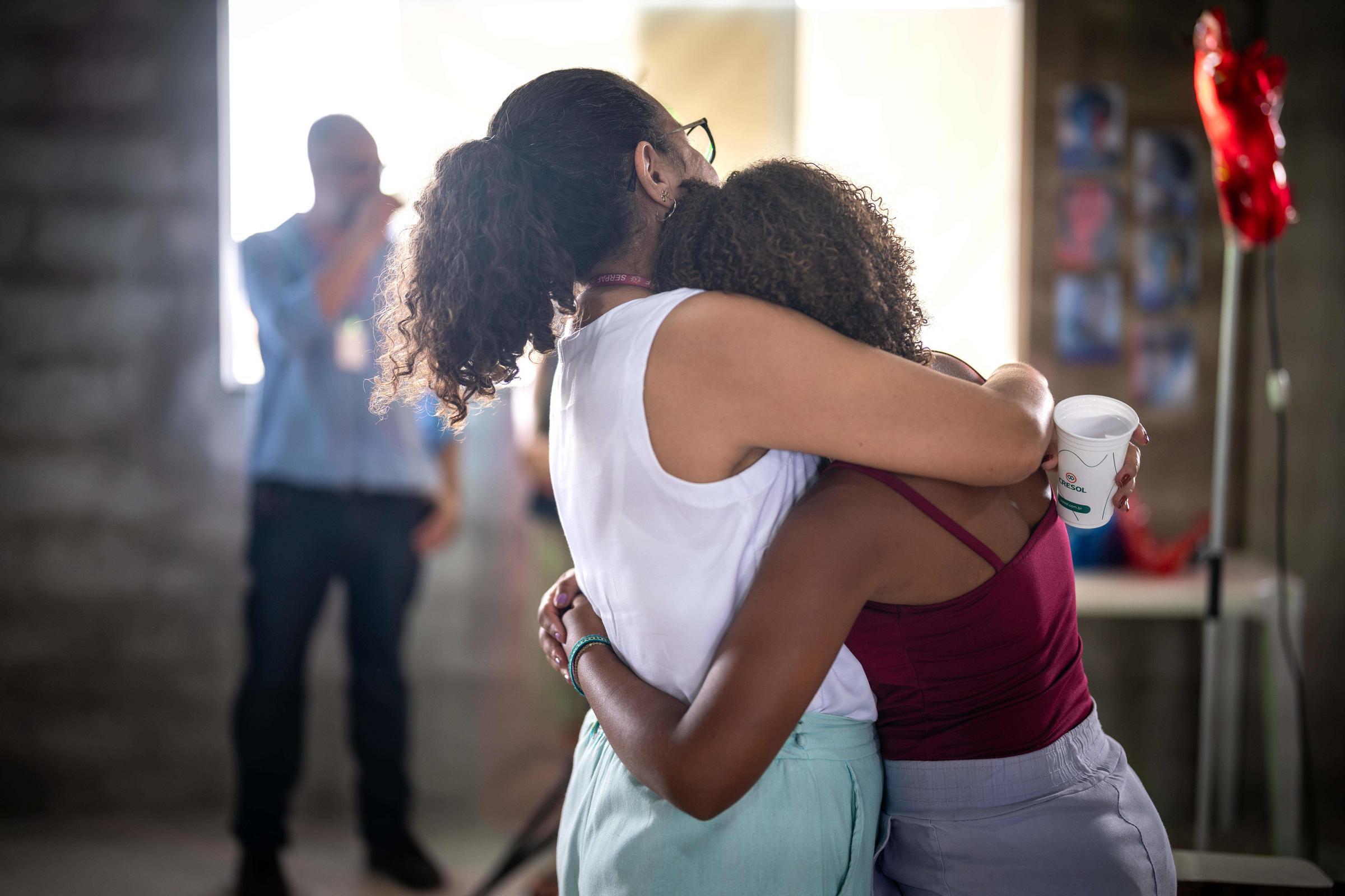 Eine Frau und ein Mädchen umarmen sich (Foto: Jakob Studnar)