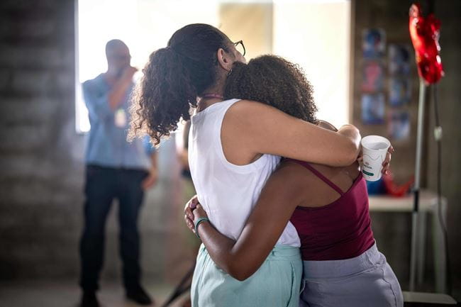 Eine Frau und ein Mädchen umarmen sich (Foto: Jakob Studnar) Eine Frau und ein Mädchen umarmen sich (Foto: Jakob Studnar)