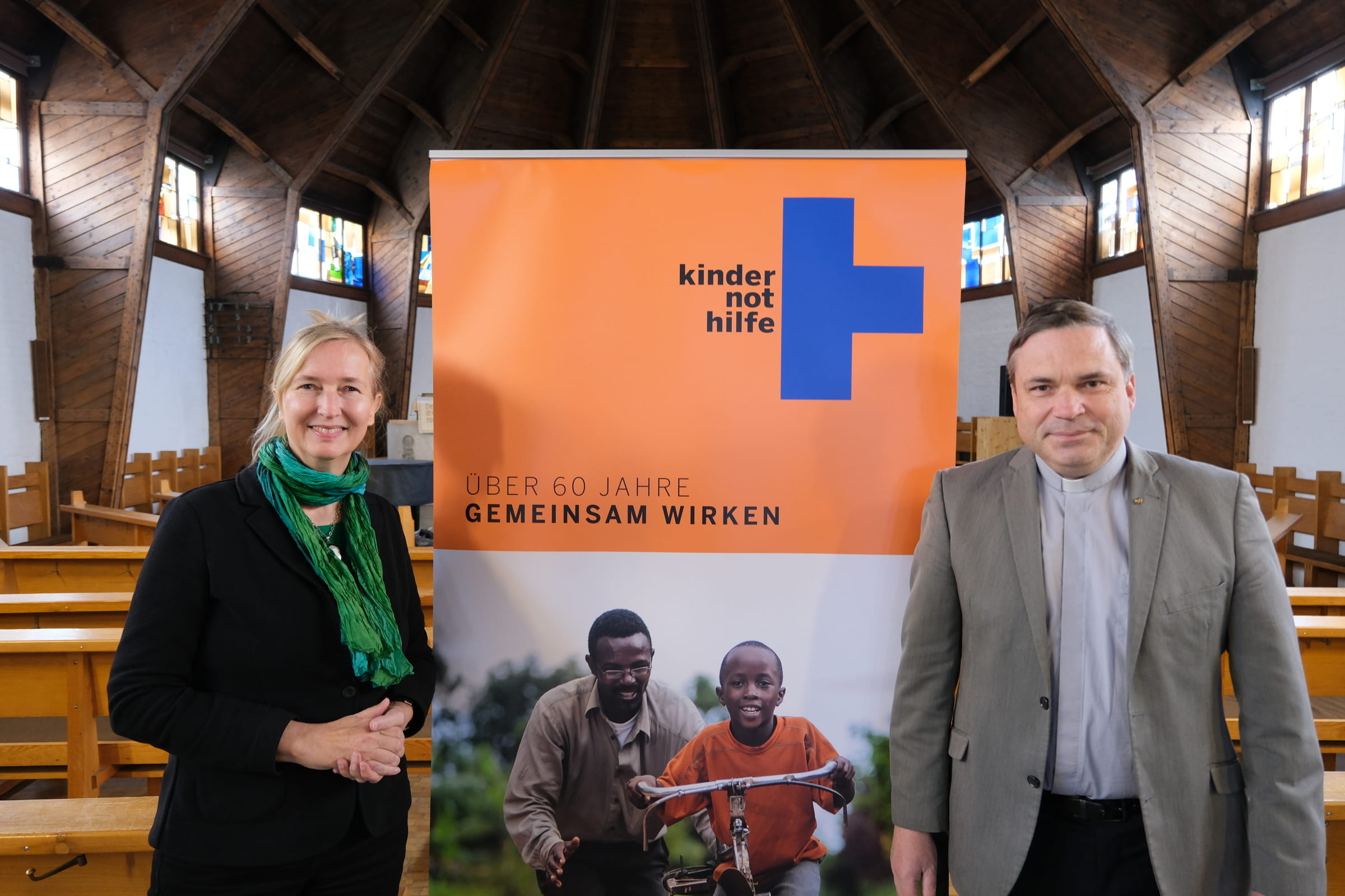 Katrin Weidemann, Vorstandsvorsitzende der Kindernothilfe traf Pfarrer Niko Natzschka in der Martin-Luther-Kirche in Würzburg und bedankte sich herzlich für das Engagement der Gemeinde (Quelle: Kindernothilfe)