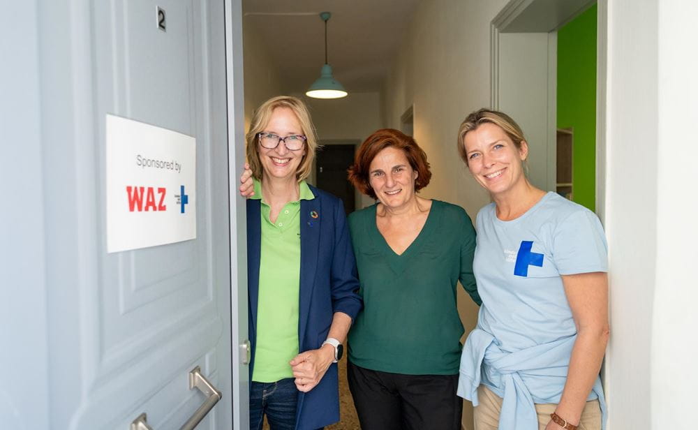 Valerie Niehaus bei der Eröffnung des Selamet-Hauses auf Lesbos (v.l.n.r. Katrin Weidemann (Kindernothilfe-Vorstandsvorsitzende), Efi Latsoudi (Leiterin Lesvos Solidarity, Kindernothilfepartner) und Valerie Niehaus (Kindernothilfe-Botschafterin)) Valerie Niehaus bei der Eröffnung des Selamet-Hauses auf Lesbos (v.l.n.r. Katrin Weidemann (Kindernothilfe-Vorstandsvorsitzende), Efi Latsoudi (Leiterin Lesvos Solidarity, Kindernothilfepartner) und Valerie Niehaus (Kindernothilfe-Botschafterin))