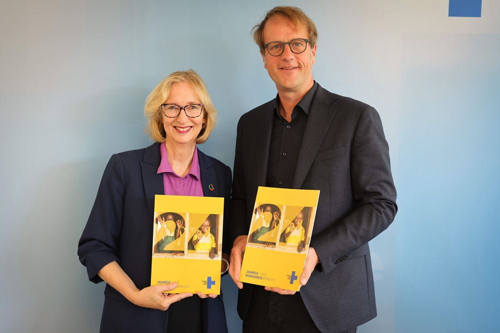 Katrin Weidemann und Carsten Montag mit dem Jahresbericht 2024 (Quelle: Ludwig Grunewald) Katrin Weidemann und Carsten Montag mit dem Jahresbericht 2024 (Quelle: Ludwig Grunewald)