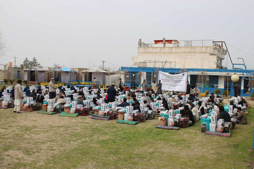 Lebensmittelverteilung beim Notfallprojekt des Kindernothilfepartners NSDO in Afghanistan (Quelle: NSDO) Lebensmittelverteilung beim Notfallprojekt des Kindernothilfepartners NSDO in Afghanistan (Quelle: NSDO)