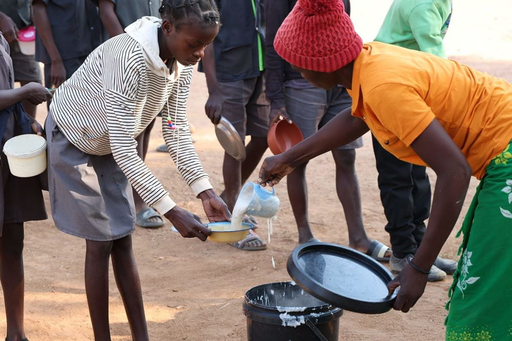 Schulspeisung in Sambia; Dürre und Trinkwasserknappheit (Quelle: Kruger & Brent Arts) Schulspeisung in Sambia; Dürre und Trinkwasserknappheit (Quelle: Kruger & Brent Arts)