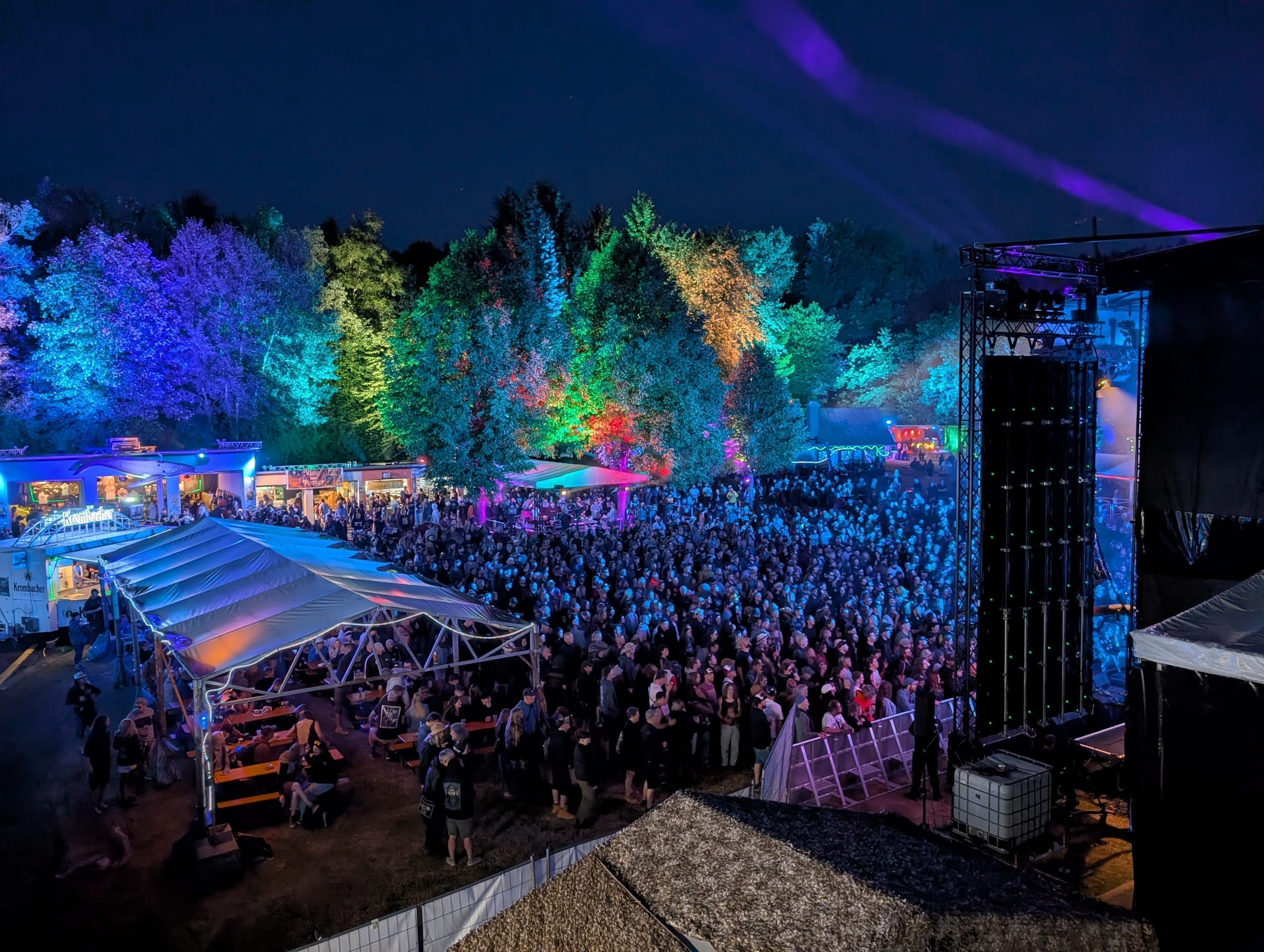 Die Lichtshow auf dem Freak-Valley-Festival 2025 in Netphen (Quelle: Kindernothilfe)