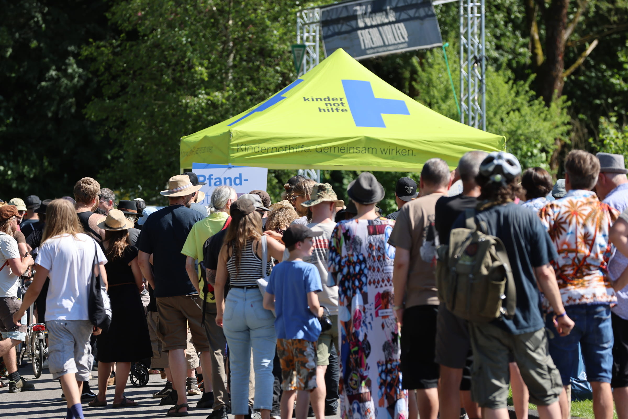 Schlange vor der Pfandstation auf dem Freak-Valley-Festival 2025 in Netphen (Quelle: Kindernothilfe)