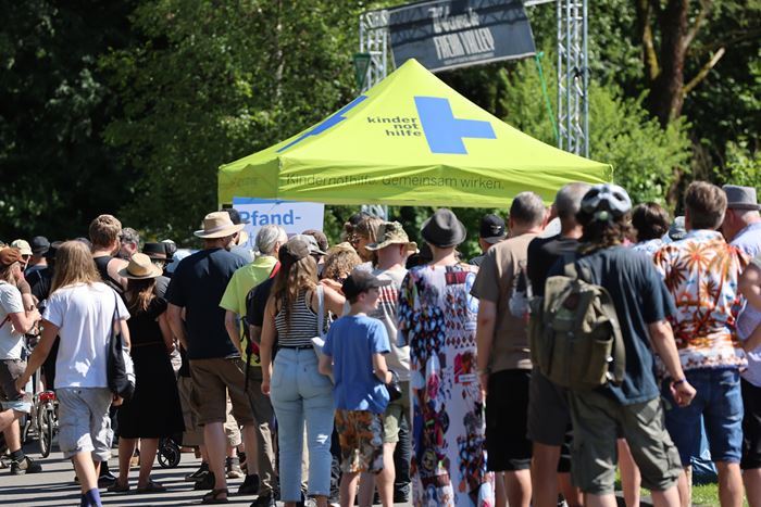 Schlange vor der Pfandstation auf dem Freak-Valley-Festival 2025 in Netphen (Quelle: Kindernothilfe) Schlange vor der Pfandstation auf dem Freak-Valley-Festival 2025 in Netphen (Quelle: Kindernothilfe)