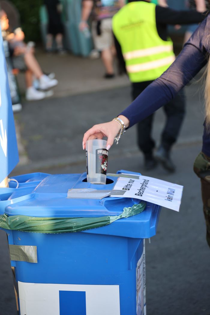 Ein Pfandbecher wird in die Kindernothilfe-Pfandtonne auf dem Freak-Valley-Festival 2025 in Netphen geworfen (Quelle: Kindernothilfe) Ein Pfandbecher wird in die Kindernothilfe-Pfandtonne auf dem Freak-Valley-Festival 2025 in Netphen geworfen (Quelle: Kindernothilfe)