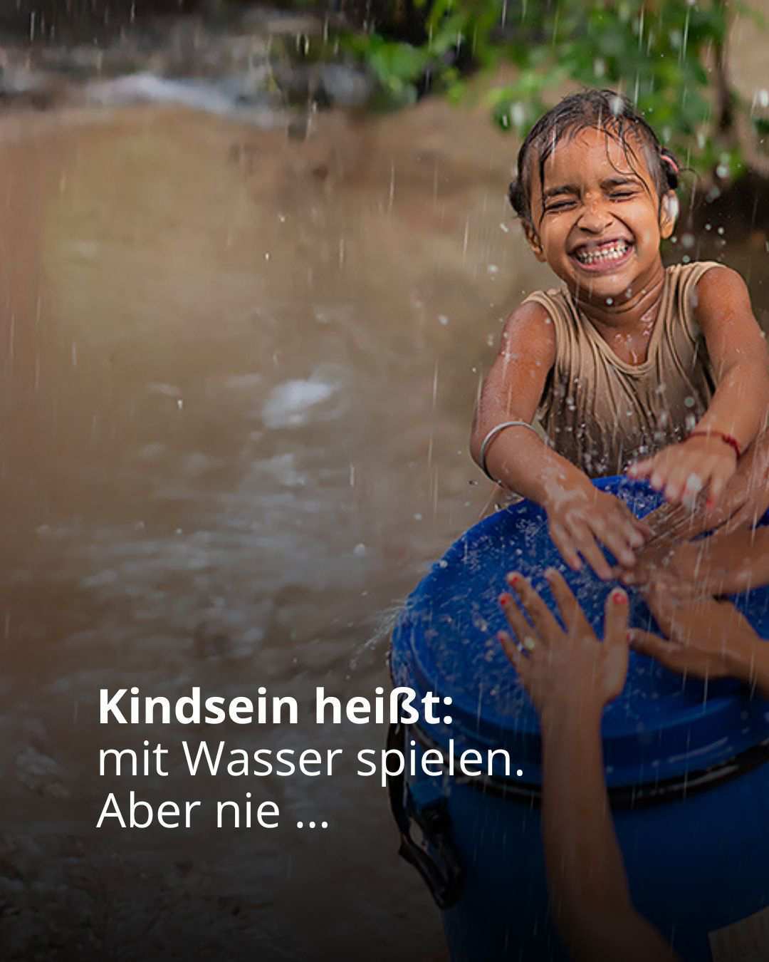 Instagram-Beitrag #Kindsein Thema Dürre: Kinder spielen im Regen