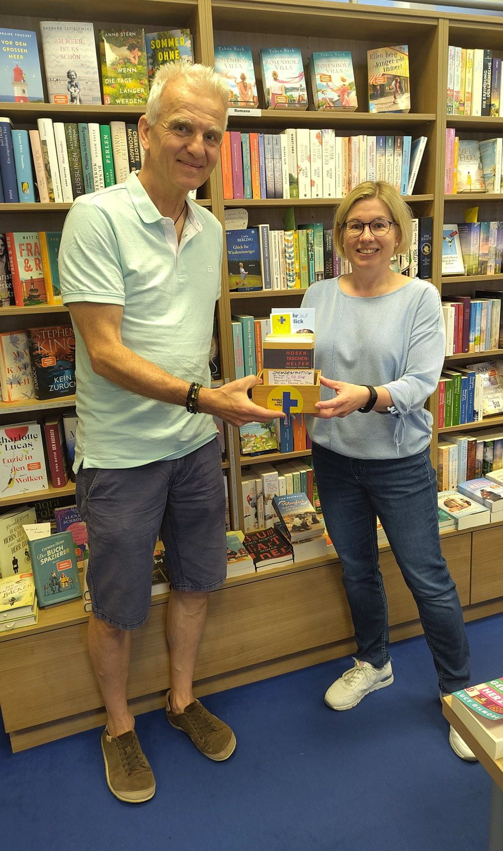 Sprecher des Freundeskreises Ahaus Hans-Jürgen Middelkamp übergibt den "Hosentaschenhelfer" an die Buchhandlung Seitenblick in Bocholt (Quelle: Hans-Jürgen Middelkamp) Sprecher des Freundeskreises Ahaus Hans-Jürgen Middelkamp übergibt den "Hosentaschenhelfer" an die Buchhandlung Seitenblick in Bocholt (Quelle: Hans-Jürgen Middelkamp)