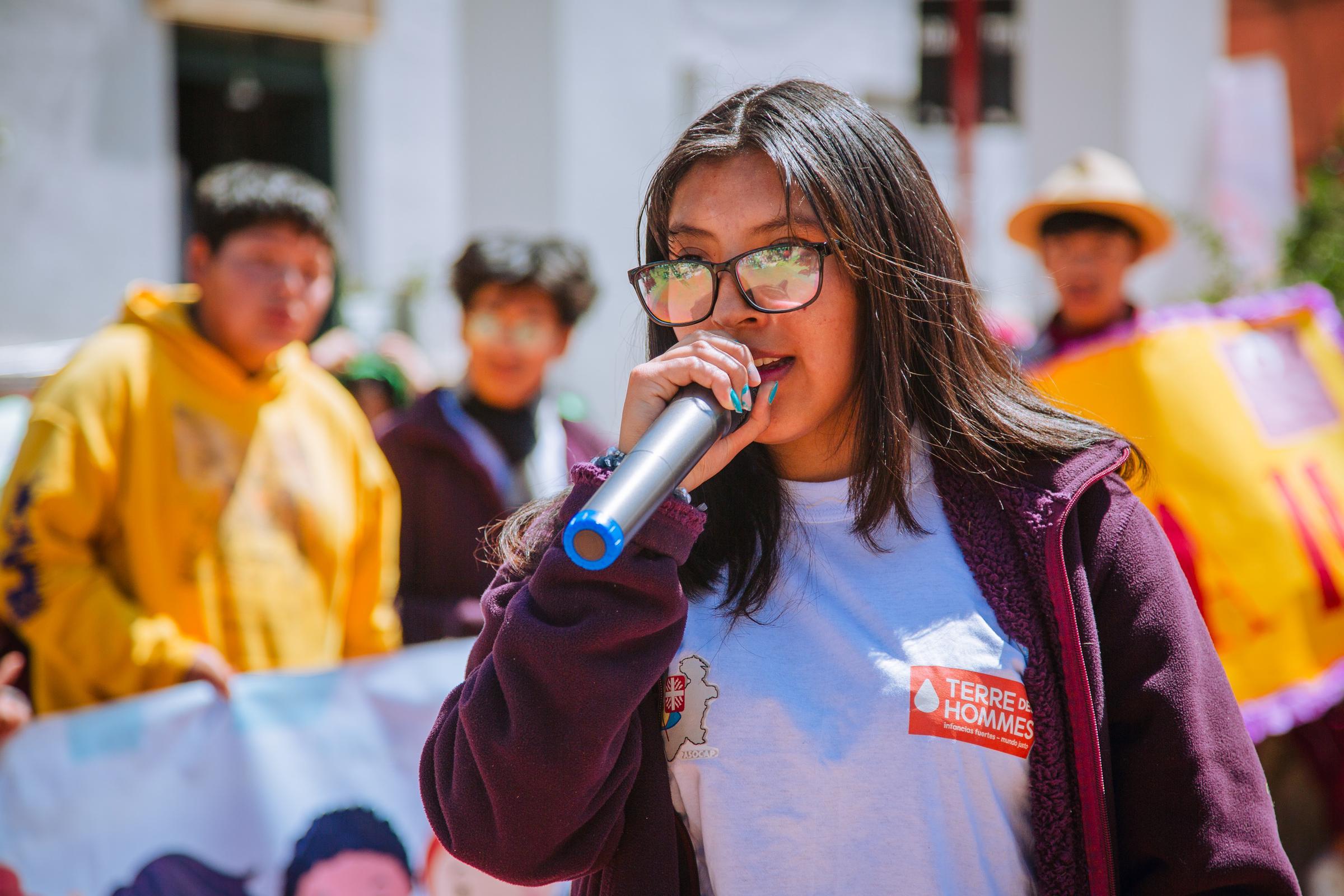 Ein Mädchen hält eine Rede auf einer Kundgebung (Quelle: Kindernothilfe-Partner) Ein Mädchen hält eine Rede auf einer Kundgebung (Quelle: Kindernothilfe-Partner)