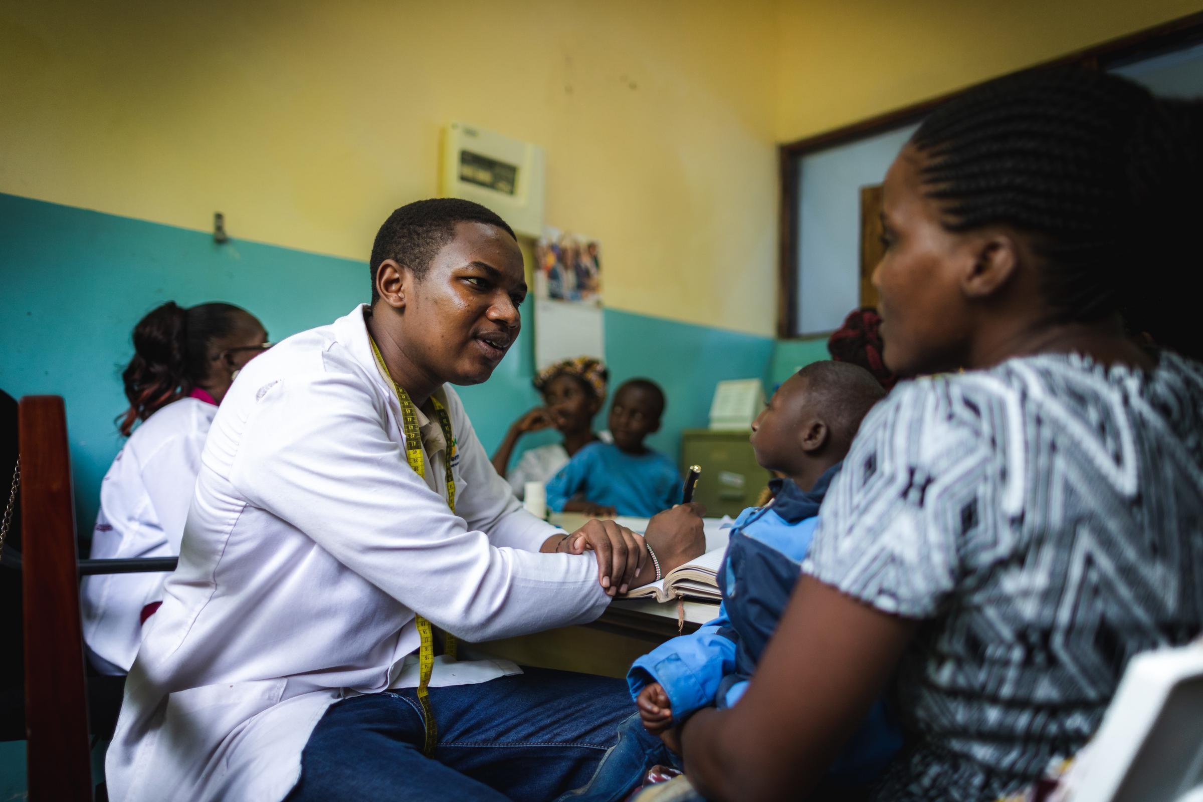 Eine Mutter aus Kenia mit ihrem Kind bei einer Sprechstunde beim Arzt (Quelle: Lars Heidrich) Eine Mutter aus Kenia mit ihrem Kind bei einer Sprechstunde beim Arzt (Quelle: Lars Heidrich)
