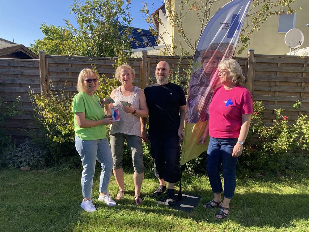 Christiane und Michael Mahrun und zwei Mitglieder des Freundeskreis Iserlohn im offenen Garten am Dördel (Quelle: Barbara Häfferer) Christiane und Michael Mahrun und zwei Mitglieder des Freundeskreis Iserlohn im offenen Garten am Dördel (Quelle: Barbara Häfferer)