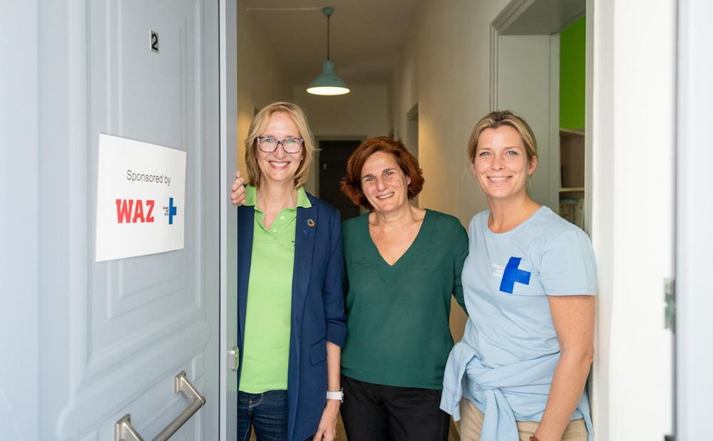 Kindernothilfe-Botschafterin Valerie Niehaus und Vorstandsvorsitzende Katrin Weidemann eröffnen mit Efi Latsoudi ein Schutzhaus für Frauen und Kinder (Quelle: Lars Heidrich) Kindernothilfe-Botschafterin Valerie Niehaus und Vorstandsvorsitzende Katrin Weidemann eröffnen mit Efi Latsoudi ein Schutzhaus für Frauen und Kinder (Quelle: Lars Heidrich)