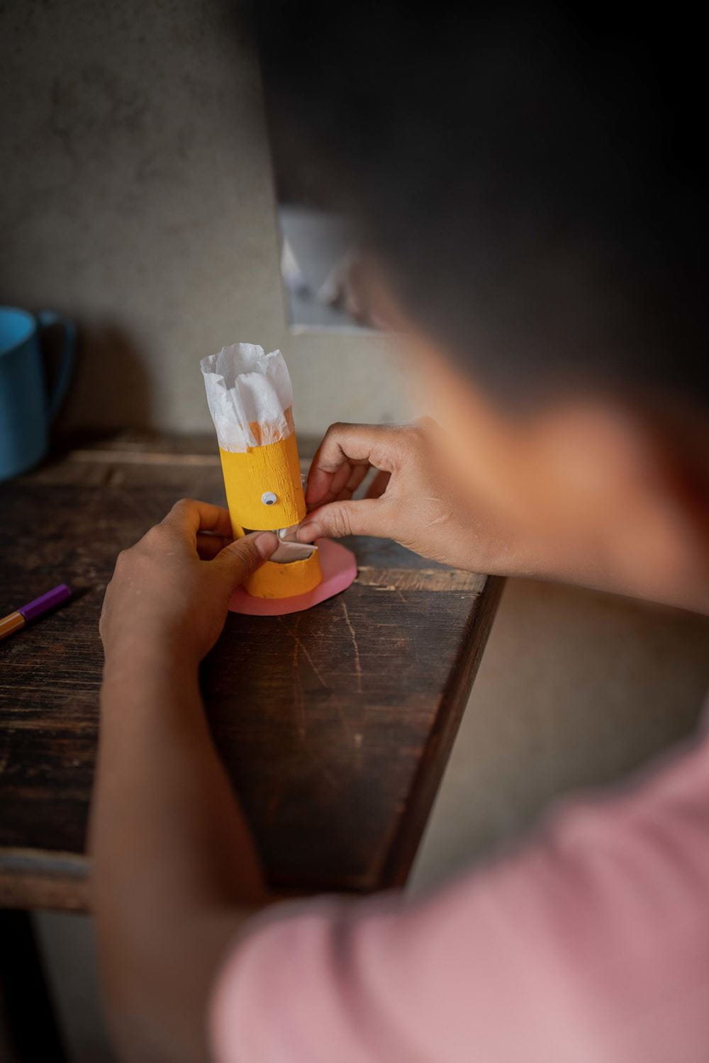 Der Sorgenfresser wird aus einer Papierrolle gebastelt. Darauf haben die Kinder ein Gesicht gemalt und einen Mund hineingeschnitten. Dort können sie einen Zettel mit ihren Sorgen hinein legen. Foto: Jakob Studnar für KNHMitarbeiter den KinderNothilfe und der Partnerorganisation SERPAF besuchen die Familie Faria am 17.10.24 in Sete Lagoas. Auf den Bildern sind Thaylon, 10 JahreOma Silvia Cristina Faria, 56 Jahre und Kayo, 13 Jahre sowie die kleine Schwester Iza, 3 Jahre. Die Kinder in den Gemeinden sind häuslicher Gewalt ausgesetzt. Die Mutter der drei Kinder wird immer wieder straffällig, deshalb wachsen die Kinder bei der Oma auf. Das Projekt unterstützt mit Beratungsangeboten für Kinder als auch für die Betreuungspersonen. Foto: Jakob Studnar. Der Sorgenfresser wird aus einer Papierrolle gebastelt. Darauf haben die Kinder ein Gesicht gemalt und einen Mund hineingeschnitten. Dort können sie einen Zettel mit ihren Sorgen hinein legen. Foto: Jakob Studnar für KNHMitarbeiter den KinderNothilfe und der Partnerorganisation SERPAF besuchen die Familie Faria am 17.10.24 in Sete Lagoas. Auf den Bildern sind Thaylon, 10 JahreOma Silvia Cristina Faria, 56 Jahre und Kayo, 13 Jahre sowie die kleine Schwester Iza, 3 Jahre. Die Kinder in den Gemeinden sind häuslicher Gewalt ausgesetzt. Die Mutter der drei Kinder wird immer wieder straffällig, deshalb wachsen die Kinder bei der Oma auf. Das Projekt unterstützt mit Beratungsangeboten für Kinder als auch für die Betreuungspersonen. Foto: Jakob Studnar.