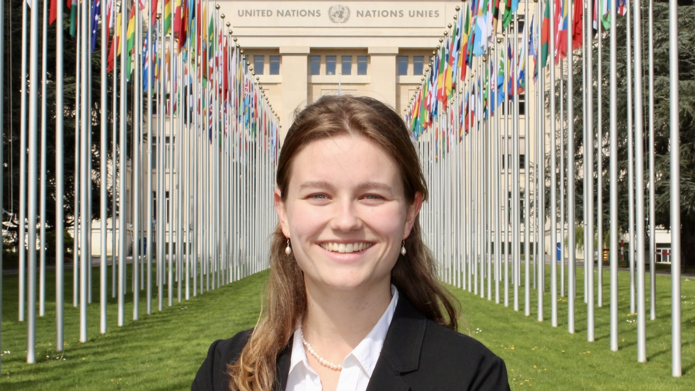 Selma Cafferty, UN-Jugendbeobachterin für den Summit of the Future 2024 in New York (hier in Genf für dem UN-Gebäude)