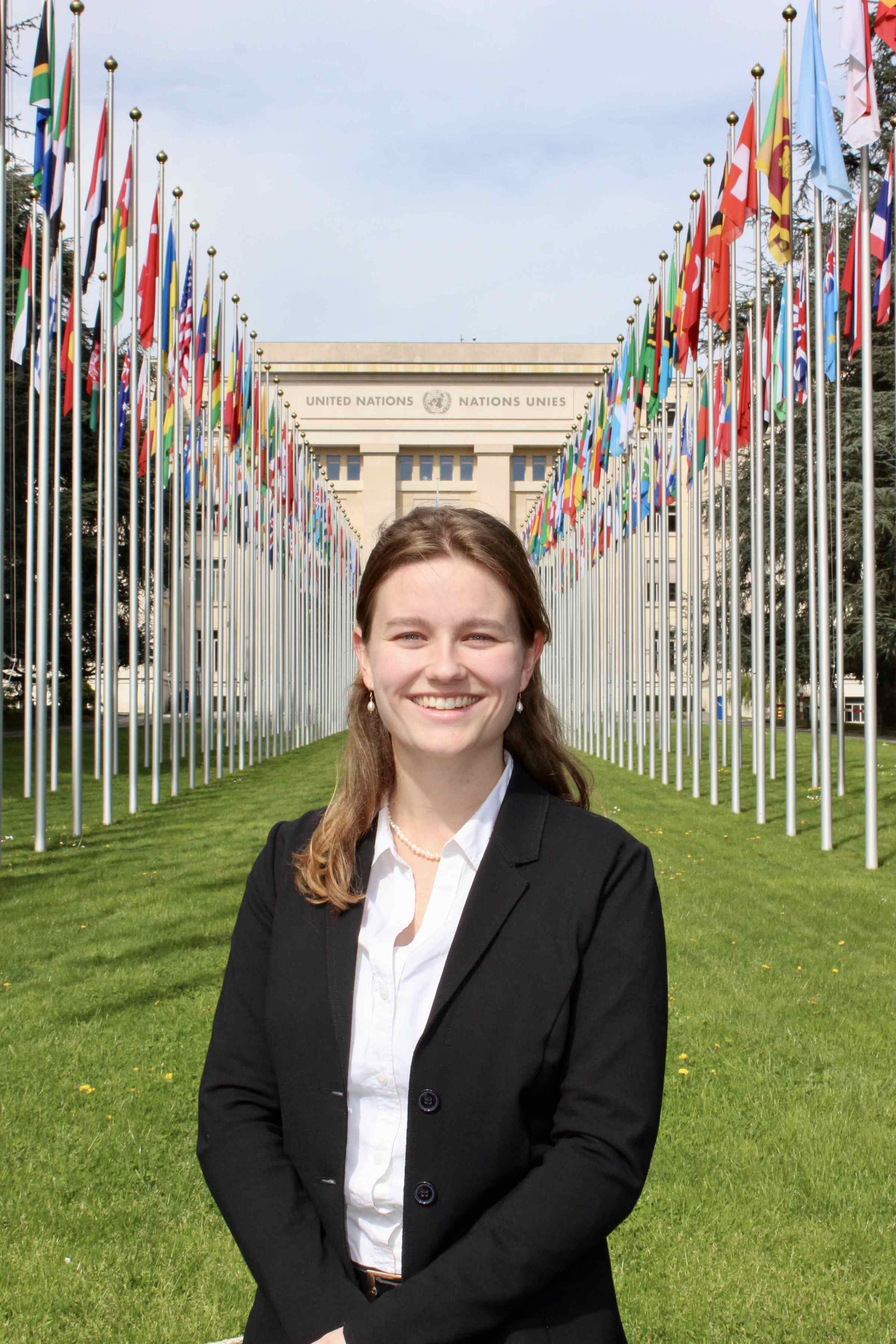 Selma Cafferty, UN-Jugendbeobachterin für den Summit of the Future 2024 in Genf vor dem UN-Gebäude (Quelle: Jana Berghoff)