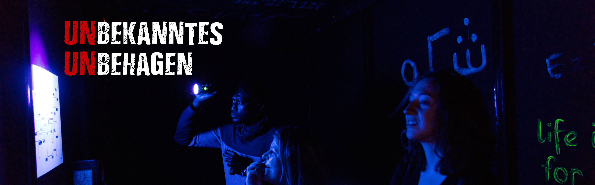 Das Logo "UNbekanntes UNbehagen" auf einem Bild von Menschen in einem dunklen Escape Room (Quelle: UNbekanntes UNbehagen)