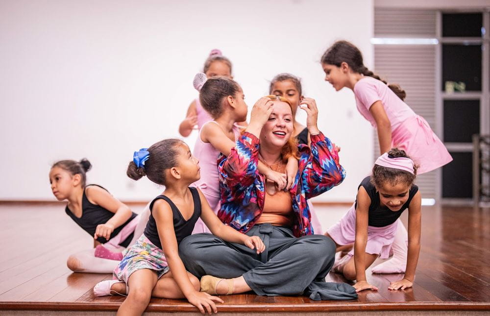 Mädchen toben mit Tanzlehrerin. (Foto: Jakob Studnar, © Kindernothilfe) Mädchen toben mit Tanzlehrerin. (Foto: Jakob Studnar, © Kindernothilfe)