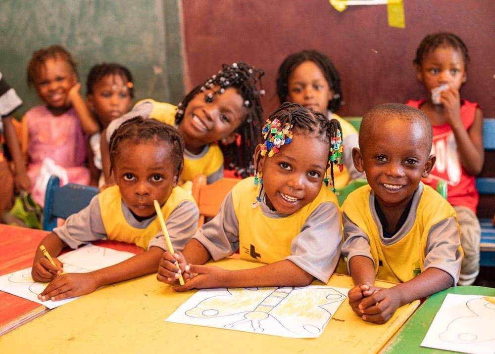 Kinder aus Haiti lernen in der Schule (Quelle: Kindernothilfe-Partner FEHP) Platzhalterbild