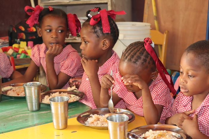 Kinder in Wharf Jérémie bei einer Schulmahlzeit (Quelle: Kindernothilfe-Partner FEHP) Kinder in Wharf Jérémie bei einer Schulmahlzeit (Quelle: Kindernothilfe-Partner FEHP)