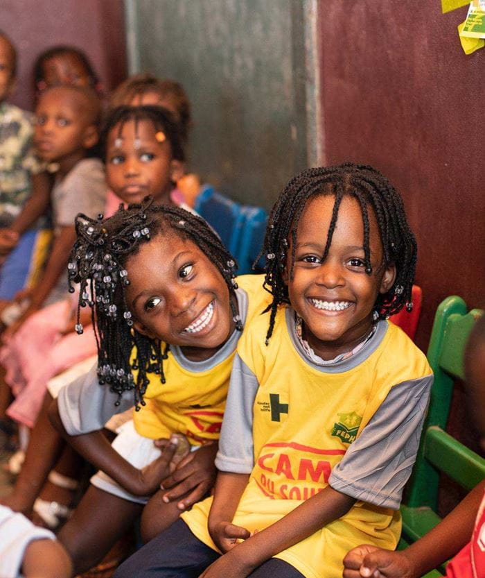 Zwei Kinder lachen in die Kamera (Quelle: Kindernothilfe-Partner FEHP) Zwei Kinder lachen in die Kamera (Quelle: Kindernothilfe-Partner FEHP)