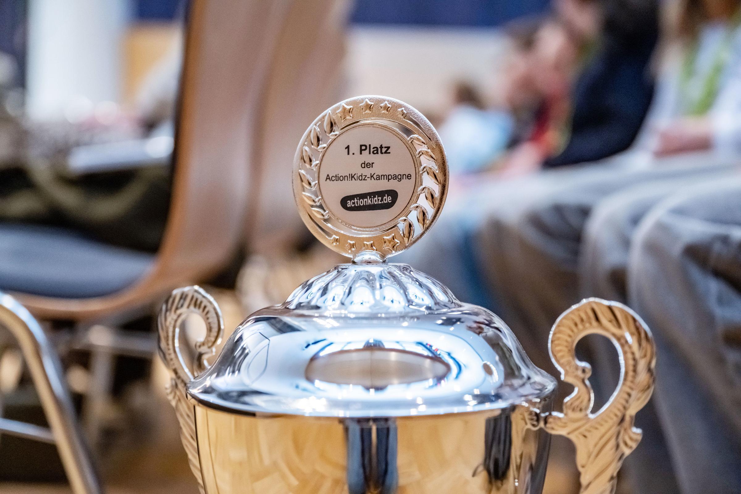 Pokal für eine Gewinnerschule der Action!Kidz Pokal für eine Gewinnerschule der Action!Kidz