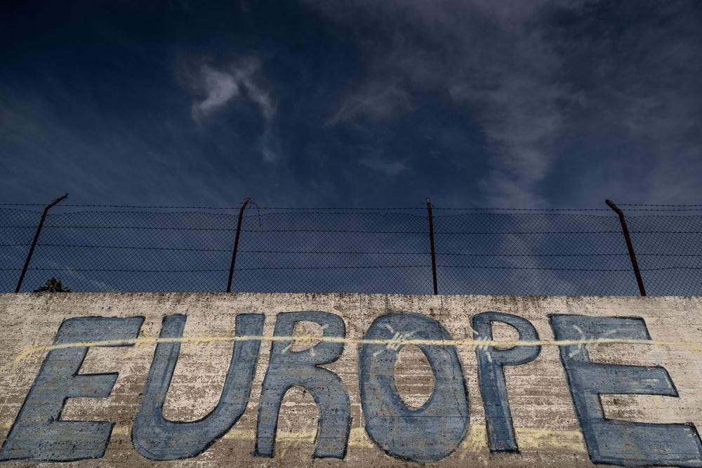 Eine Mauer mit Stacheldraht Zaun. Auf der Mauer steht "Europe" in Gaffiti-Schrift (Qelle: Lars Heidrich) Eine Mauer mit Stacheldraht Zaun. Auf der Mauer steht "Europe" in Gaffiti-Schrift (Qelle: Lars Heidrich)