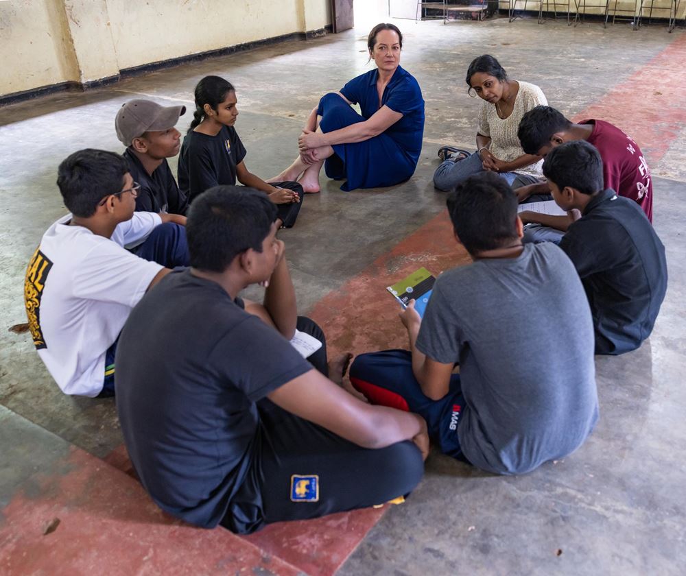 Natalia Wörner besucht den Theaterworkshop und hört die Geschichten der Jugendlichen, Foto: Sharni Jayawardena Natalia Wörner besucht den Theaterworkshop und hört die Geschichten der Jugendlichen, Foto: Sharni Jayawardena