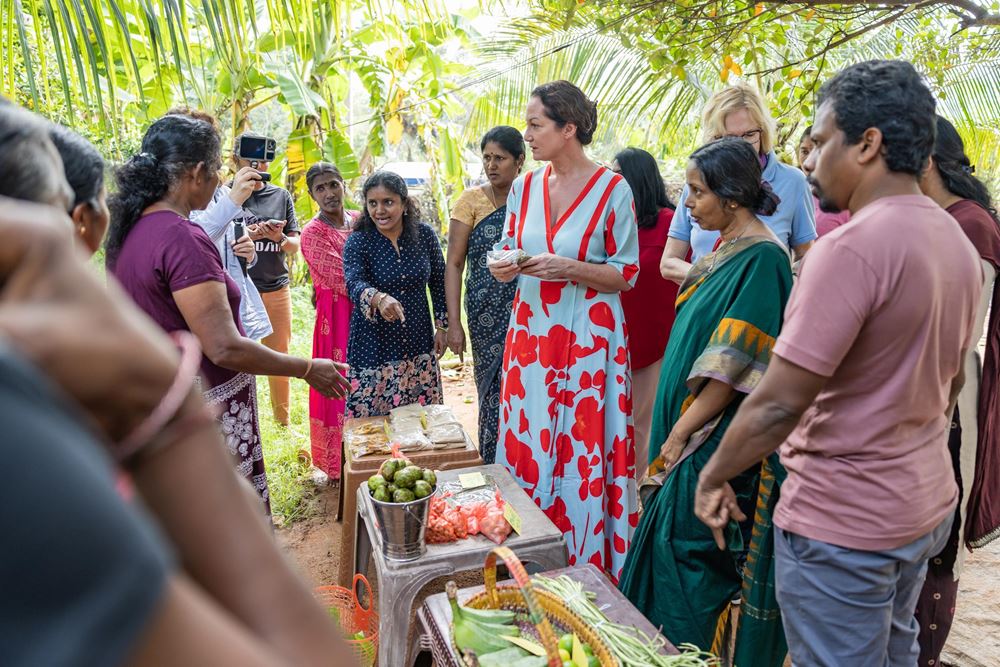 Natalia Wörner spricht mit Frauen der Selbsthilfegruppen. Sie ist tief beeindruckt von den Geschichten der Frauen, wie sie mit dem Anbau und Verkauf von Mangos, Bananen, Chili und Knoblauch Stück für Stück ihr Leben verändern. Foto: Sharni Jayawardena Natalia Wörner spricht mit Frauen der Selbsthilfegruppen. Sie ist tief beeindruckt von den Geschichten der Frauen, wie sie mit dem Anbau und Verkauf von Mangos, Bananen, Chili und Knoblauch Stück für Stück ihr Leben verändern. Foto: Sharni Jayawardena