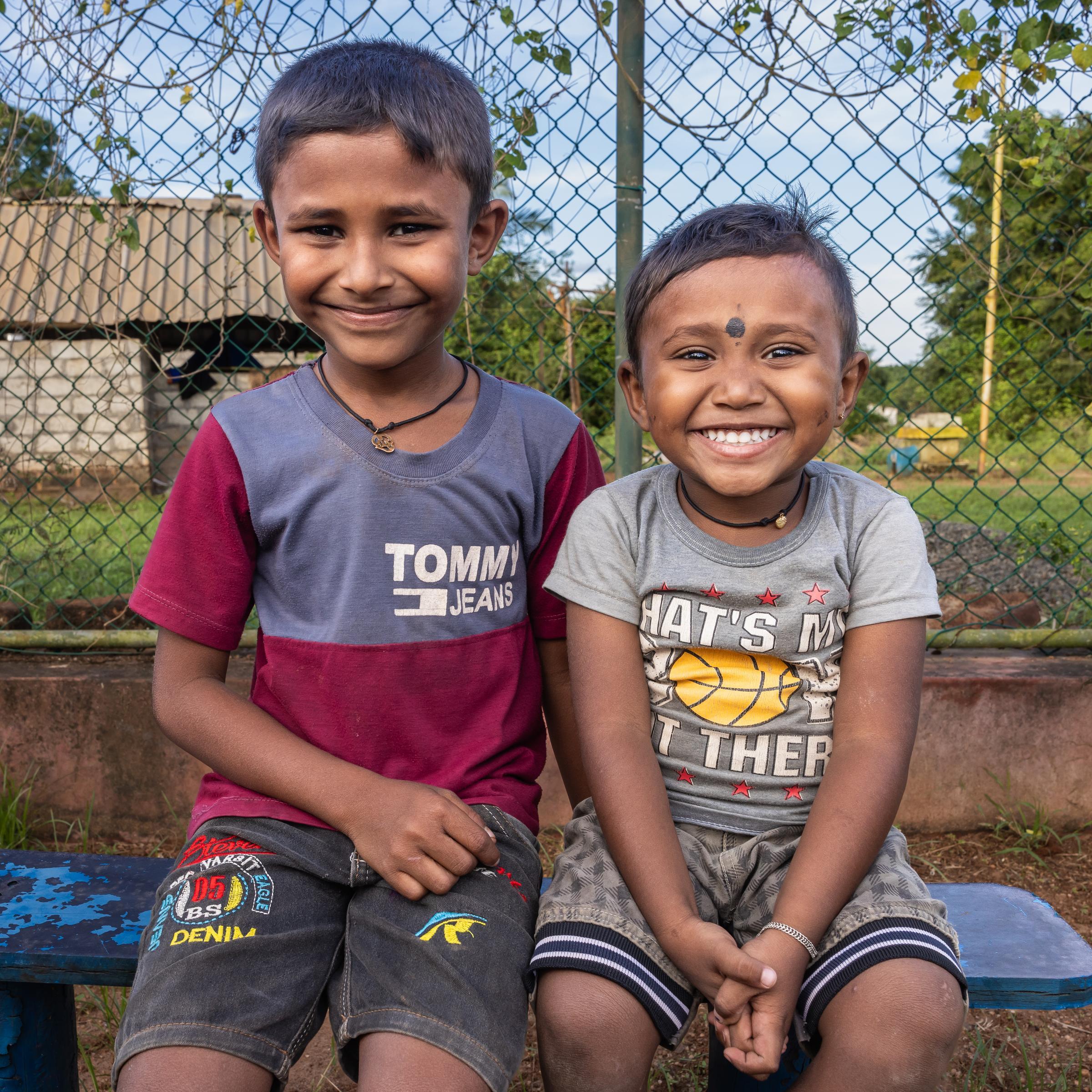 Lachen, spielen, entdecken: Der Spielplatz ist der schönste Ort für die beiden Brüder in Manik Farm, einem früheren Flüchtlingslager im Norden Sri Lankas. Foto: Sharni Jayawardena