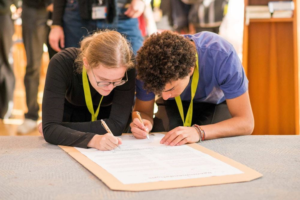 Jugendliche unterschreiben eine Petition auf der Jugendkonferenz (Quelle: Finn Schäfer) Jugendliche unterschreiben eine Petition auf der Jugendkonferenz (Quelle: Finn Schäfer)