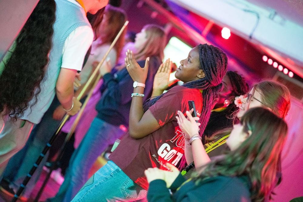 Die Jugendlichen feiern am Abend der Jugendkonferenz (Quelle: Finn Schäfer) Die Jugendlichen feiern am Abend der Jugendkonferenz (Quelle: Finn Schäfer)