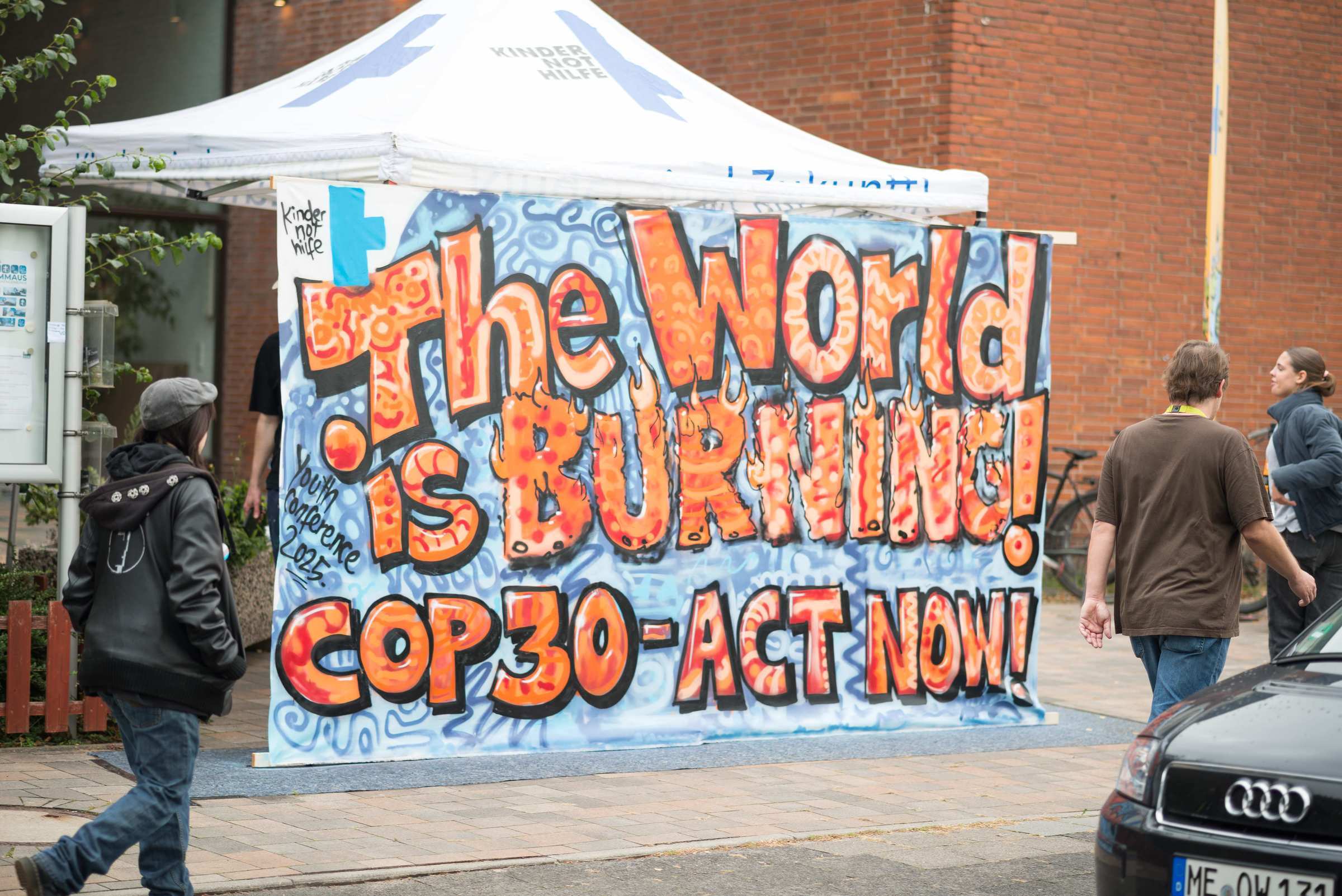 Ein Graffiti der Jugendkonferenz mit der Botschaft "The world is burning COP30 - Act Now!" (Quelle: Finn Schäfer)