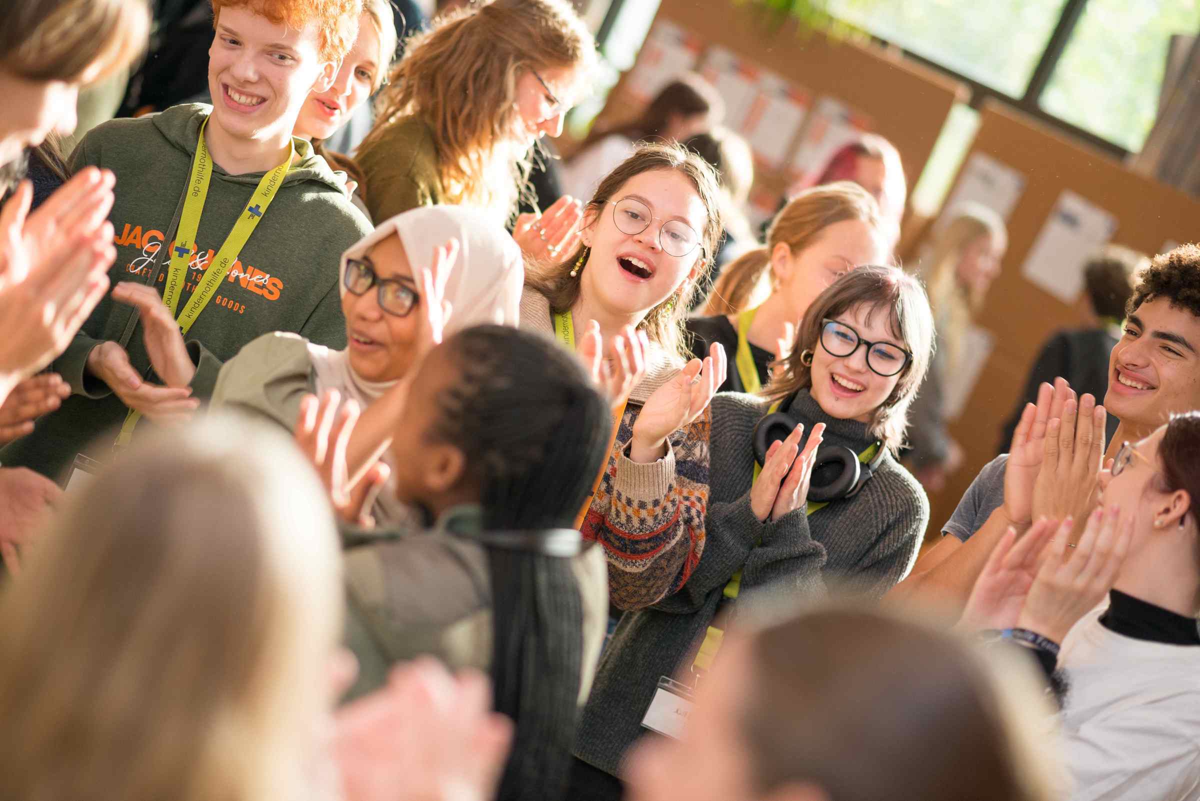 Die Jugendlichen auf der Jugendkonferenz 2025 klatschen (Quelle: Finn Schäfer)
